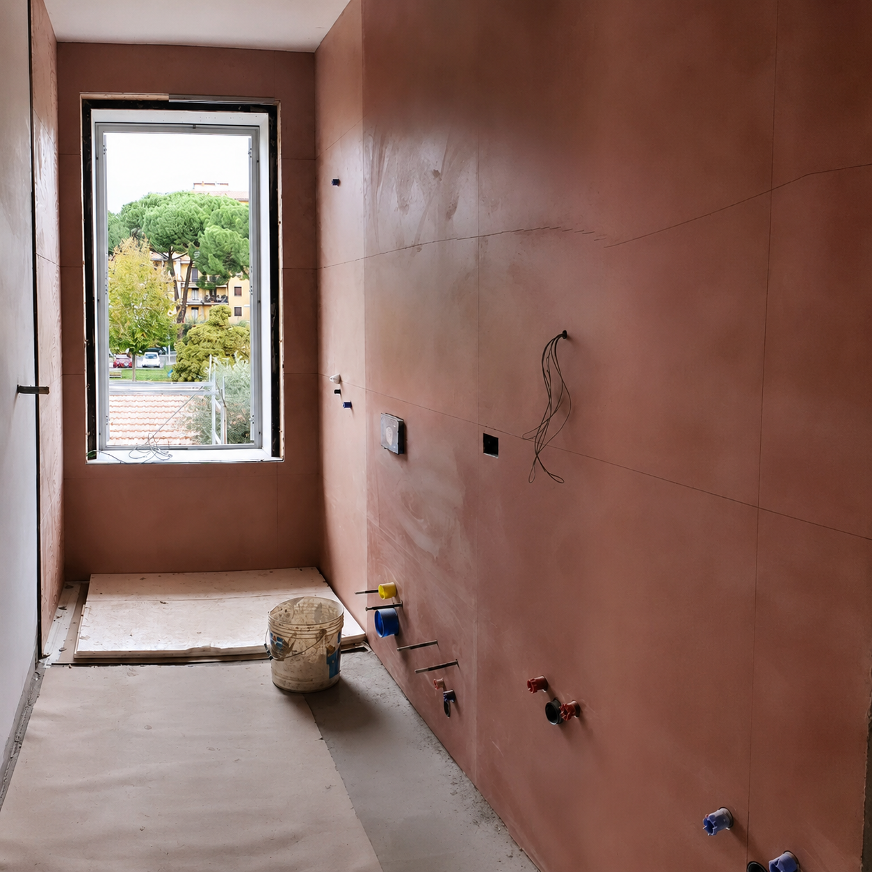 Rivestimento bagno principale in lavorazione